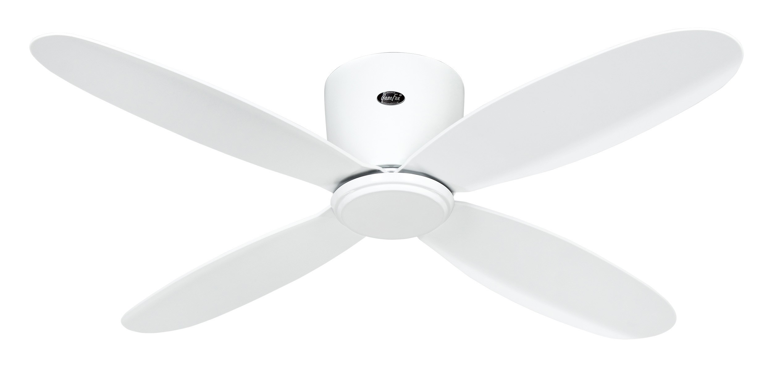 Ventilatore da soffitto bianco a quattro pale con corpo bianco, isolato su bianco.