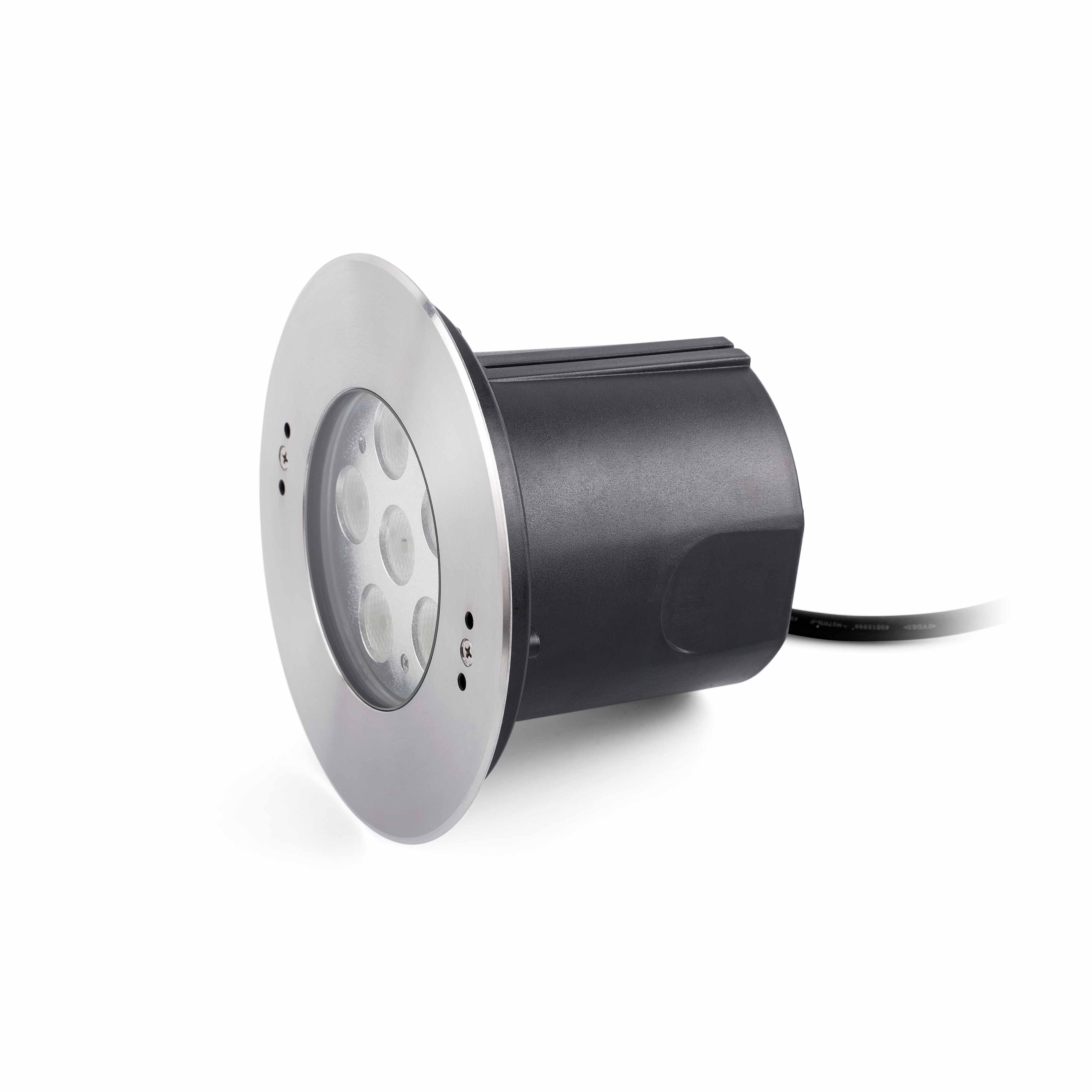 Faretto da terra rotondo, metallico per esterni con sette luci, su bianco.