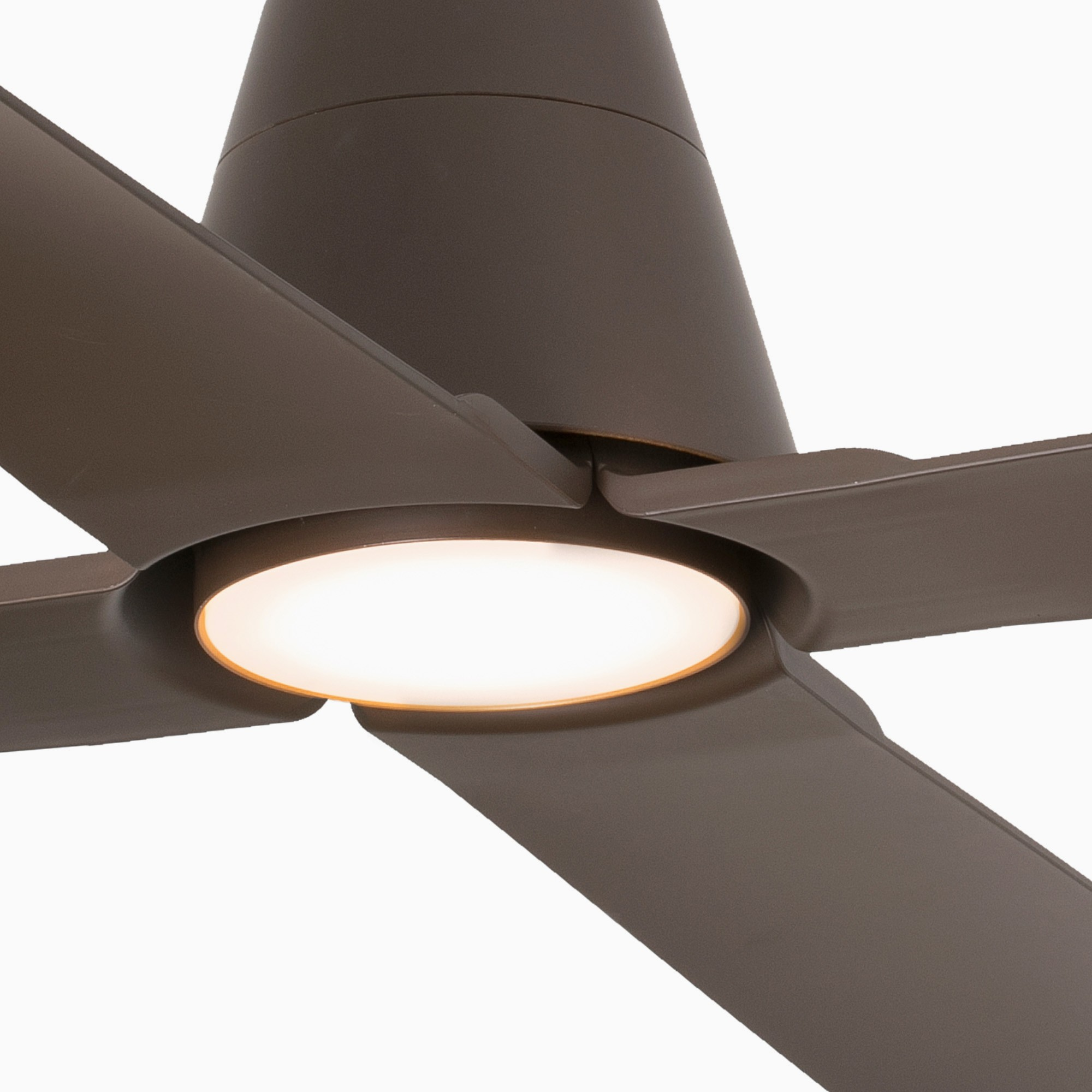 Primo piano di un ventilatore da soffitto marrone con quattro pale e un anello di luce centrale, su sfondo bianco.