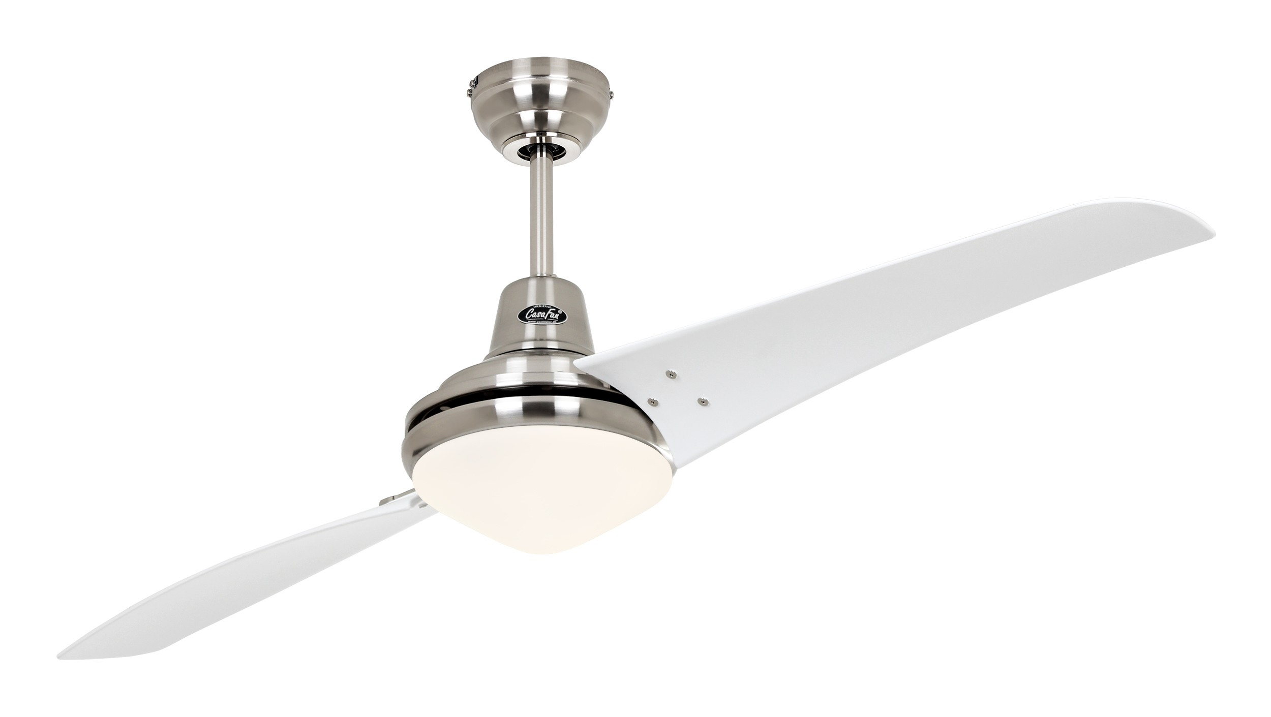 Un ventilatore da soffitto con pale bianche e motore argentato, su sfondo bianco.