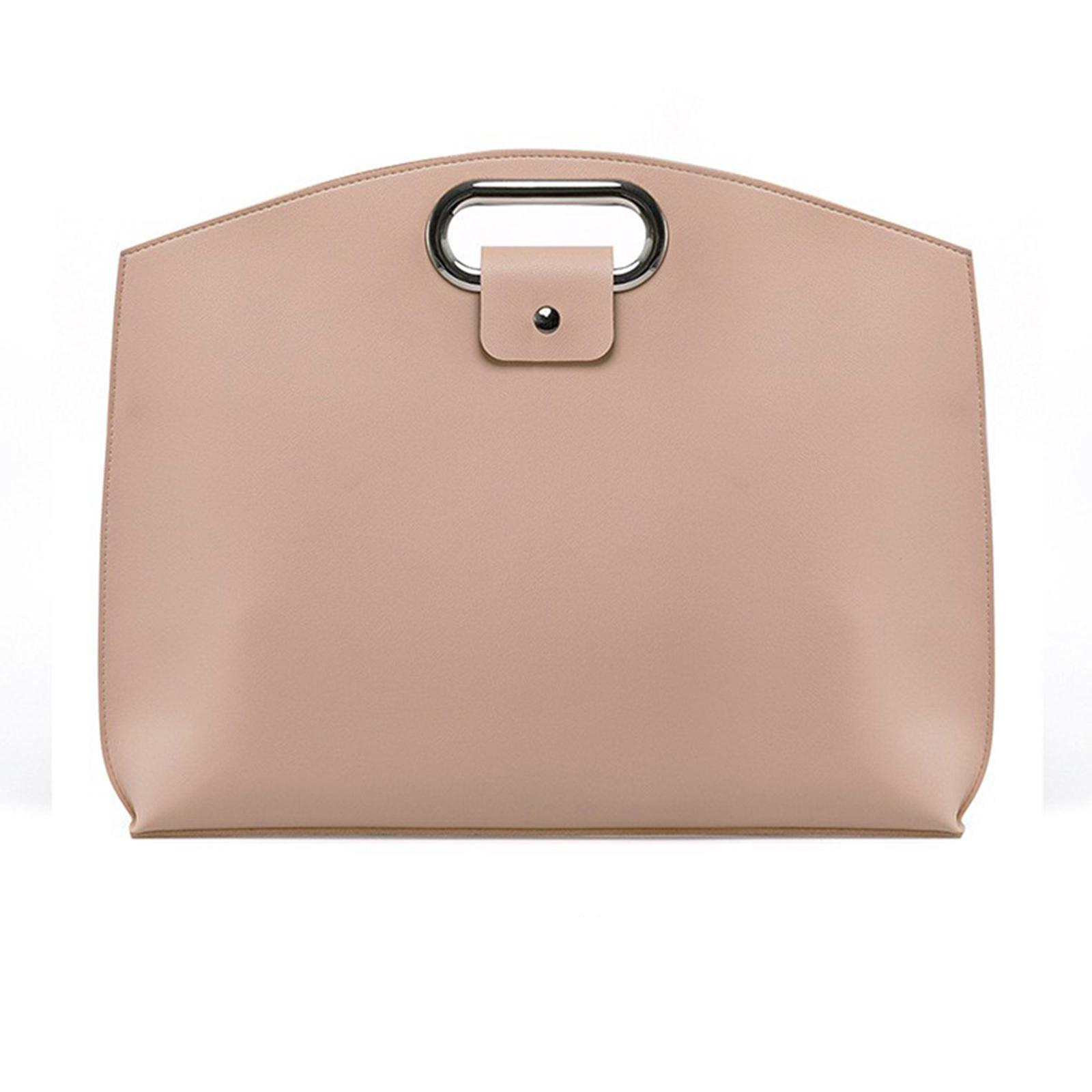 Hellrosa Handtasche. Silberner Griff und Verschluss. Weißer Hintergrund.
