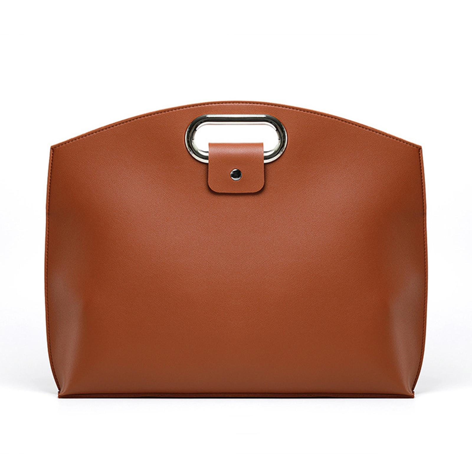 Braune Handtasche mit Metallgriff auf weißem Hintergrund.