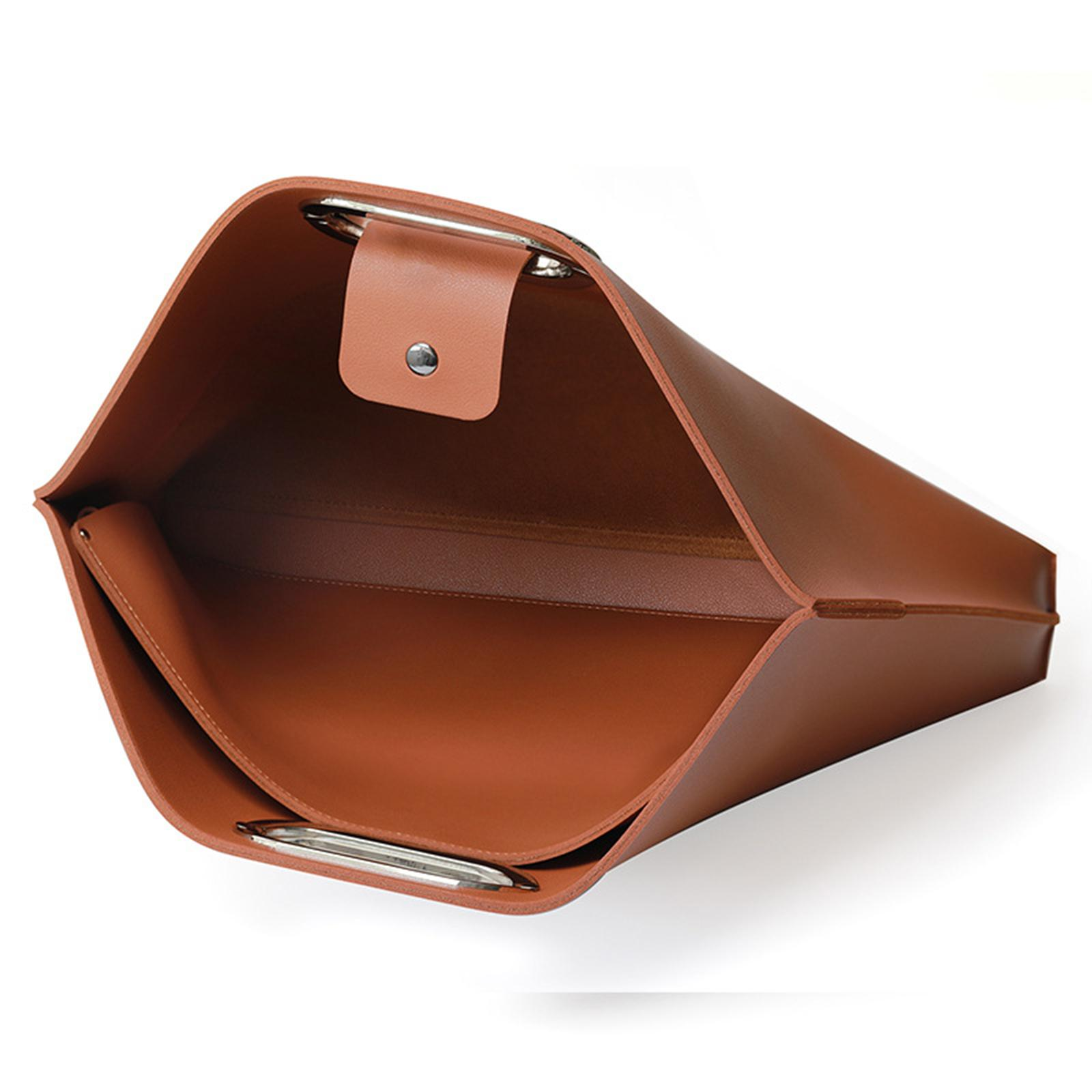 Offene braune Ledertasche mit Metallringen. Weißer Hintergrund.