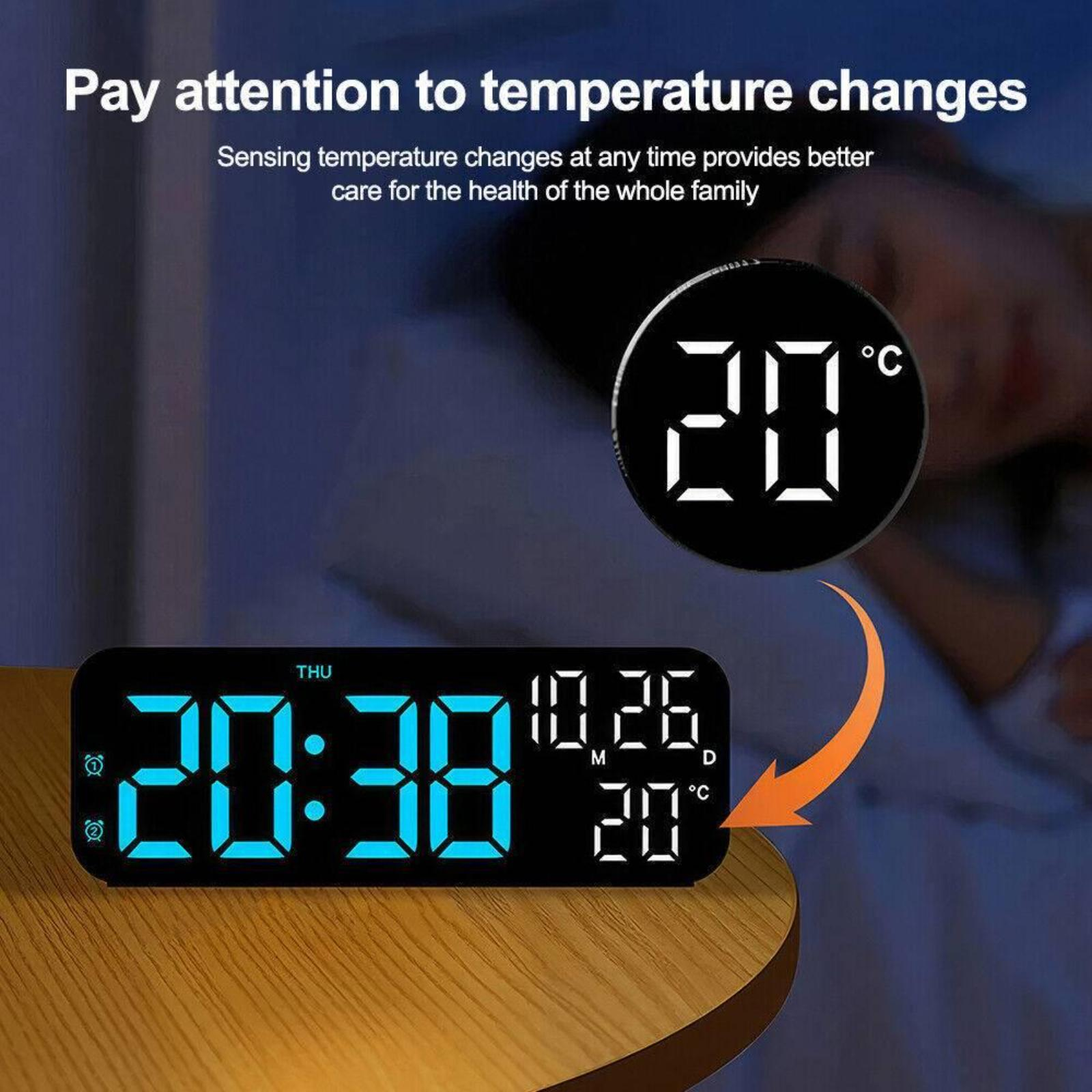 Digitaluhr auf einem Holztisch mit Zeit, Datum und Temperatur. Schwarzer Rahmen und blaue Anzeige.