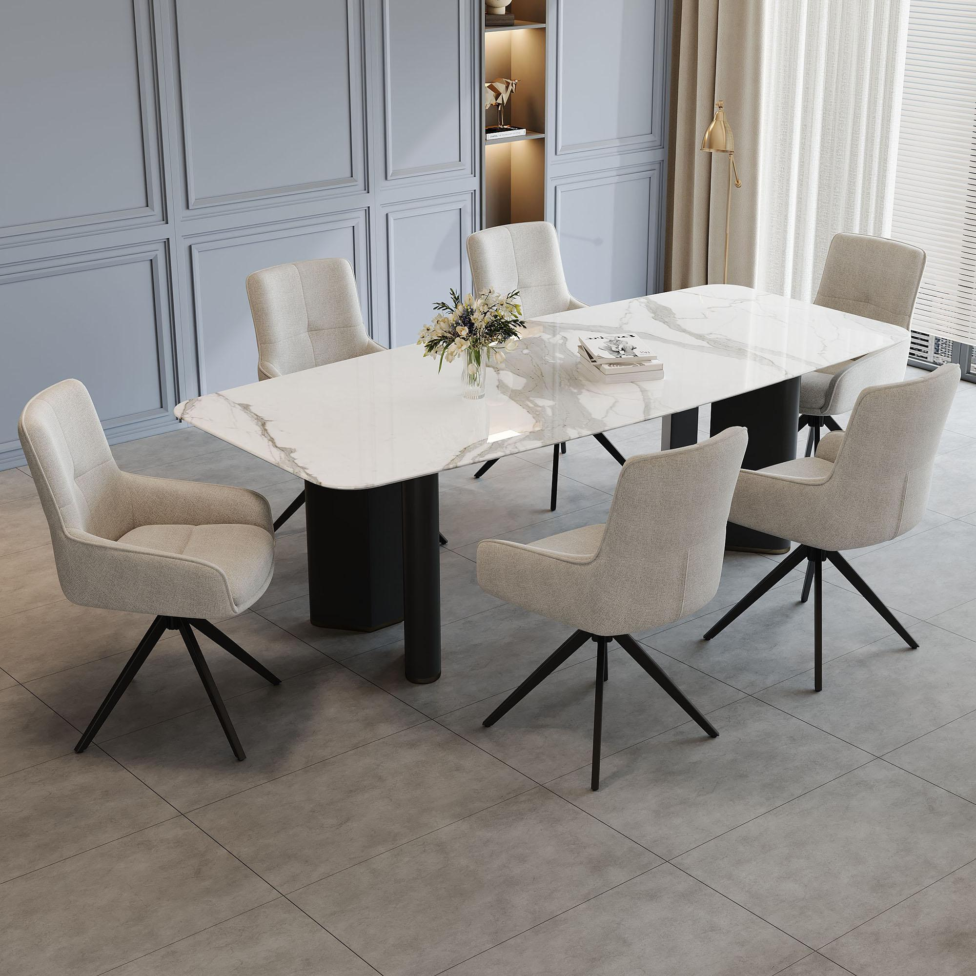 Esszimmer mit weißem Marmortisch, sechs Stühlen und einer Vase mit Blumen.