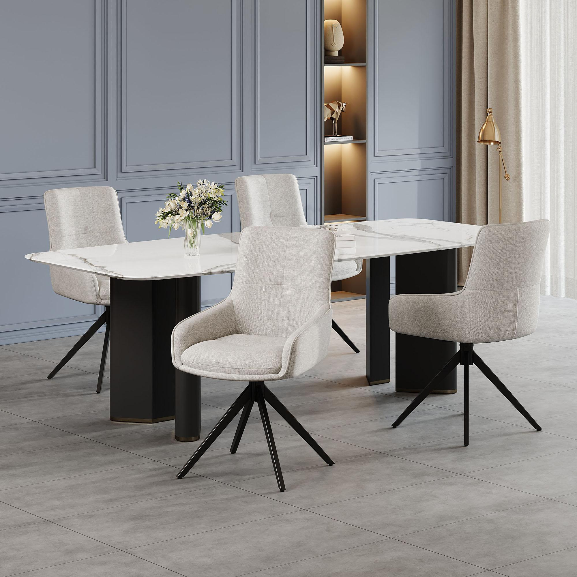 Esszimmer mit Tisch, vier Stühlen und einer Blumenvase.