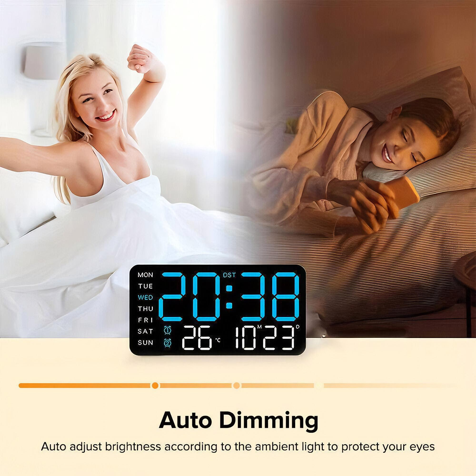 Frau im Bett mit Digitaluhr, die Zeit und Datum anzeigt. Automatische Dimmung.
