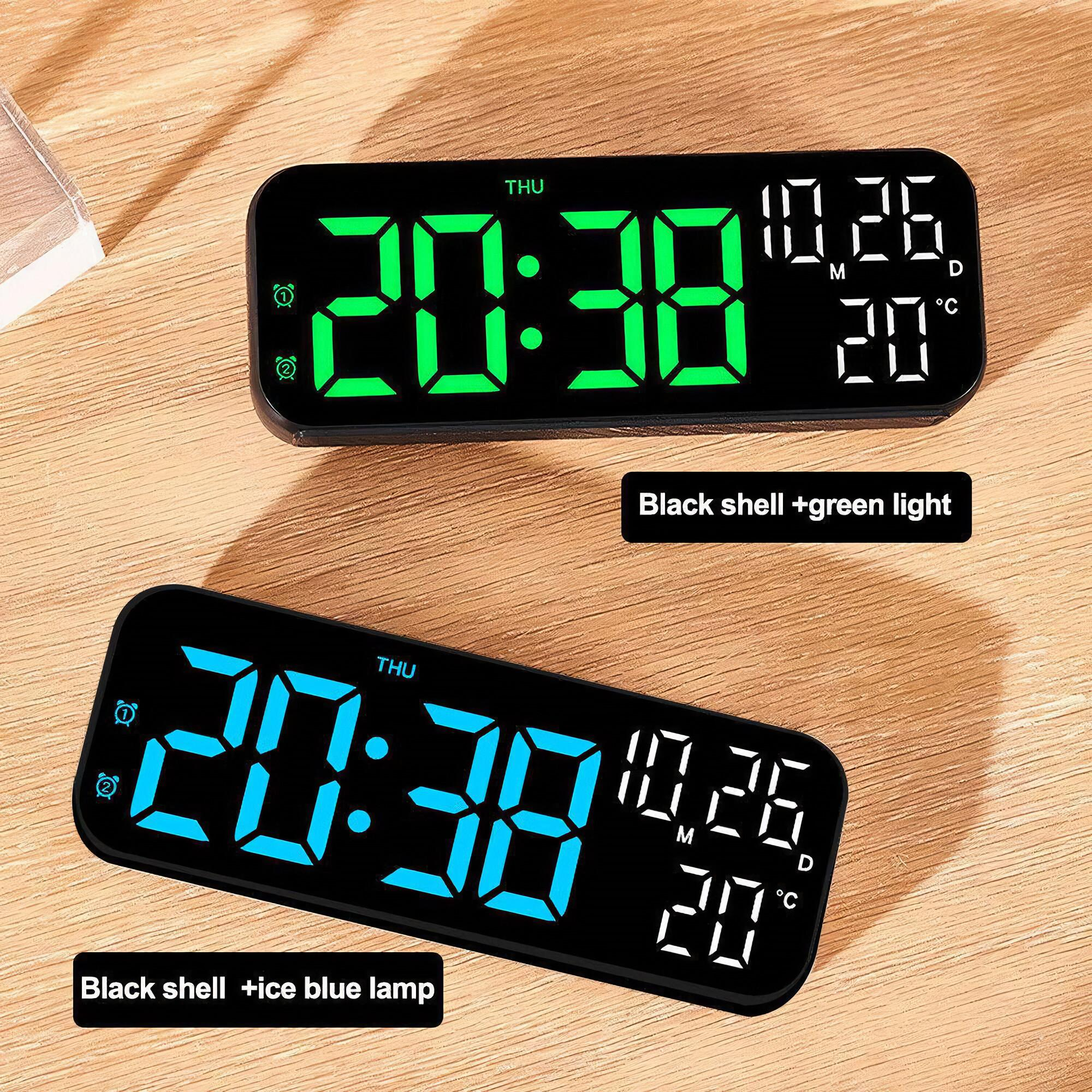 Zwei digitale Wecker, einer mit grünen, der andere mit blauen Ziffern. Beide auf einer Holzoberfläche.