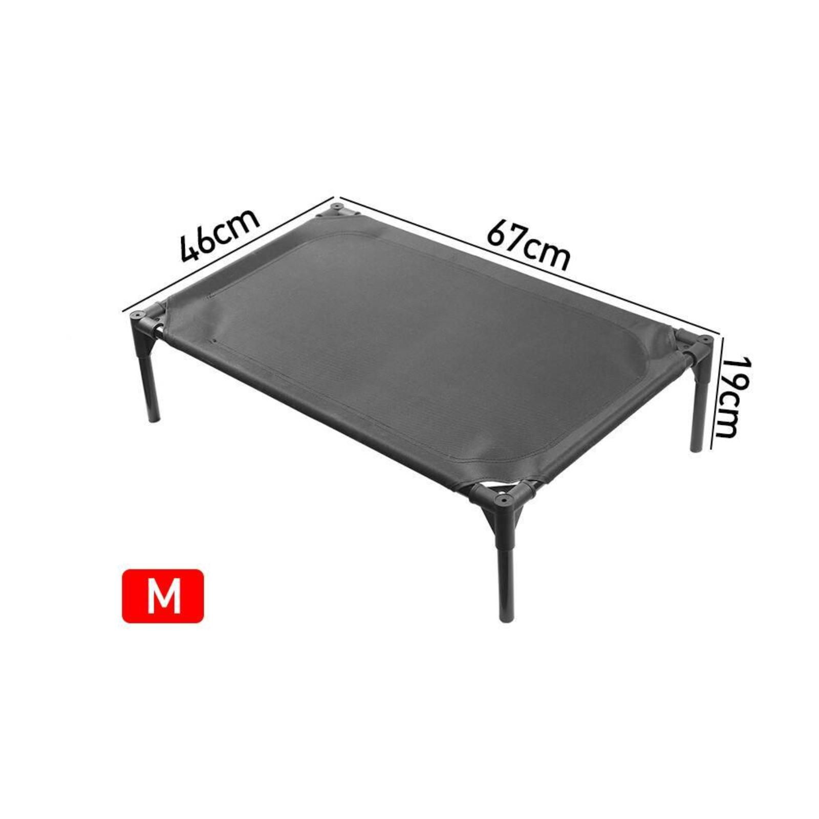 Schwarzes Hundebett mit den Maßen: 46x67x19cm, mit einem 'M'-Etikett, auf weißem Hintergrund.