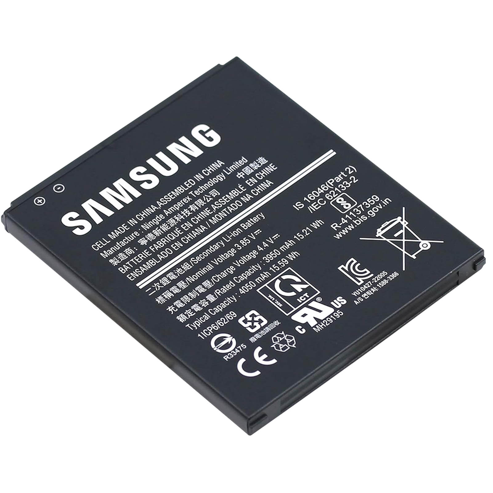 Batteria Samsung con scritte ed etichette bianche. Tenuta in mano. Sfondo nero.