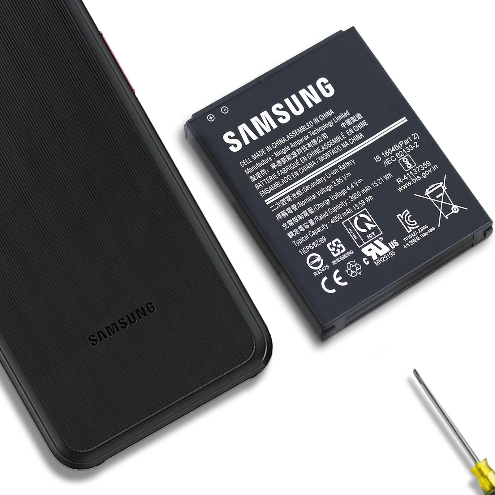 Una batteria Samsung, accanto a una cover posteriore del telefono e un cacciavite su una superficie bianca.