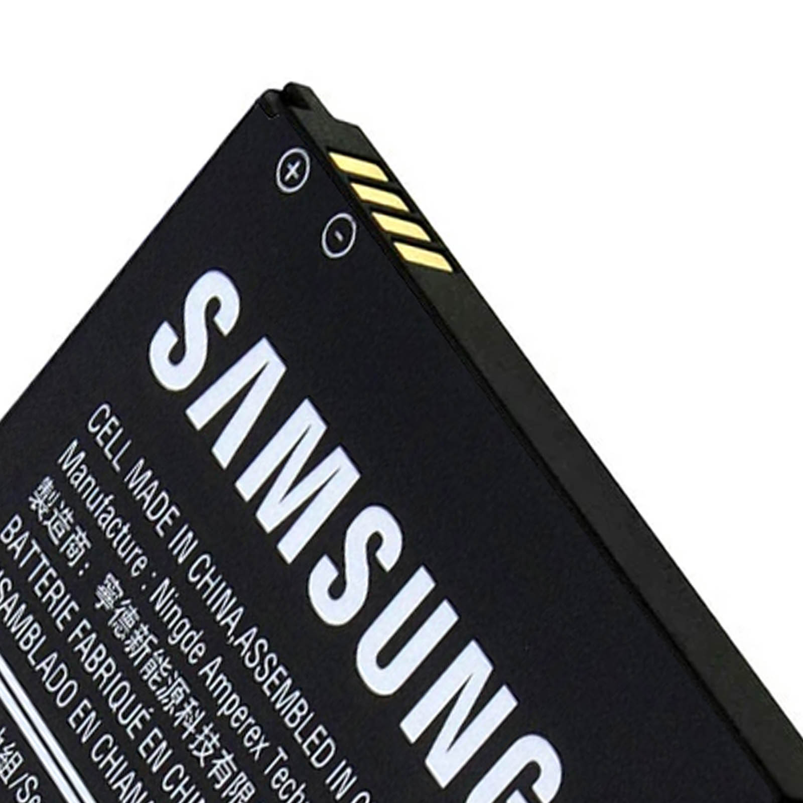 Batteria Samsung, primo piano. Batteria con testo bianco. Sfondo nero.