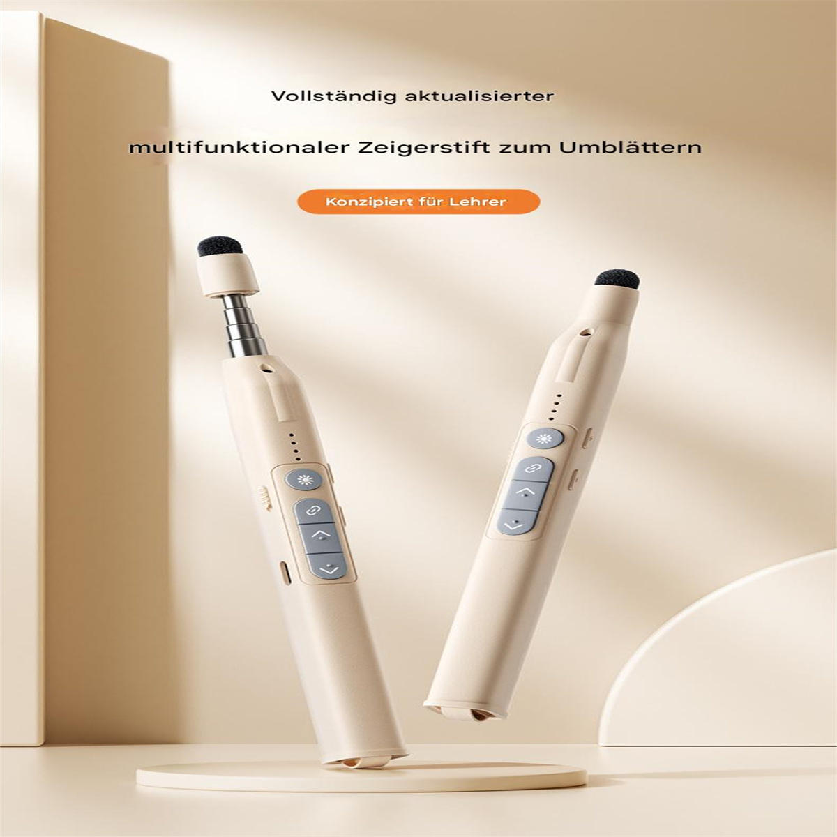 Zwei beige Stifte auf einem Ständer. Sie haben Knöpfe und eine schwarze Spitze. Der Text ist auf Deutsch.