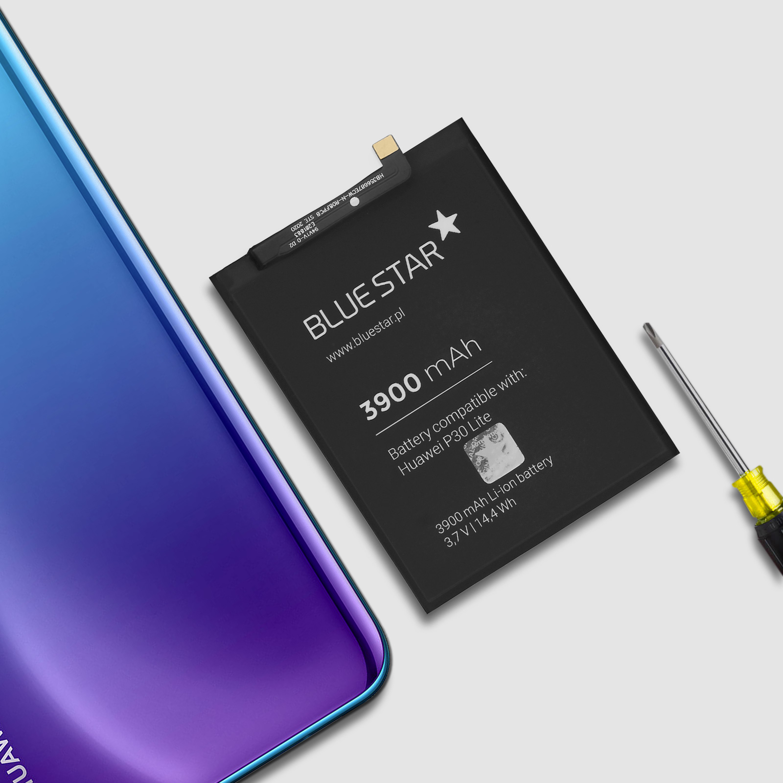Un telefono con batteria, cacciavite e sfondo sfumato blu. Batteria nera.
