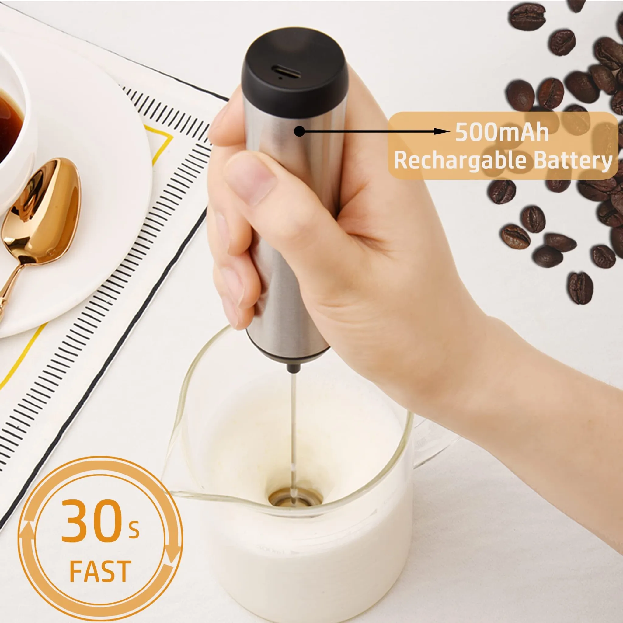 Hand hält einen Aufschäumer in einem Glas Milch. Zeigt einen 30-Sekunden-Schnellaufschäumprozess. Kaffeebohne vorhanden.