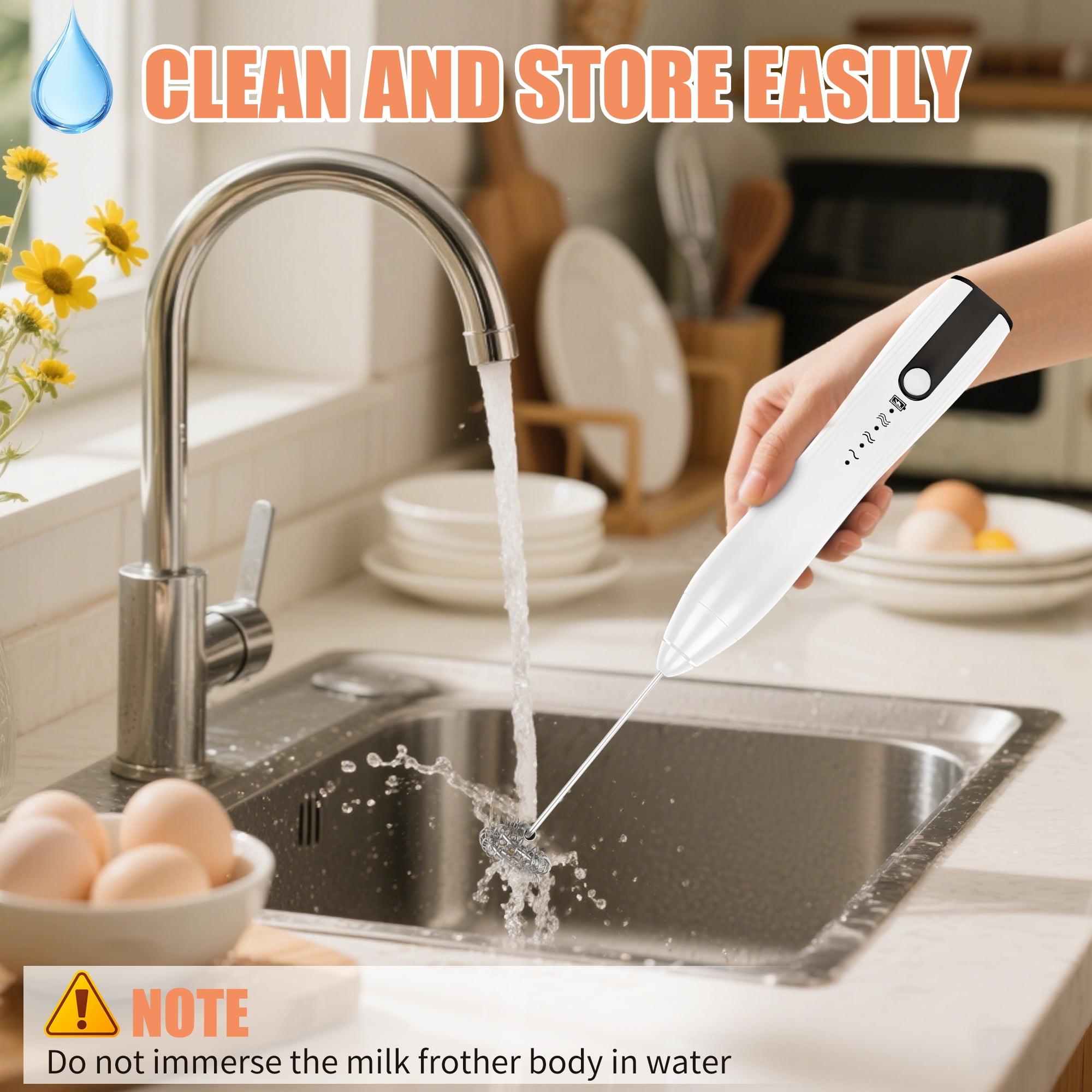 Eine Person reinigt einen Milchaufschäumer unter einem Wasserhahn. Eine Schüssel mit Eiern steht neben dem Waschbecken.