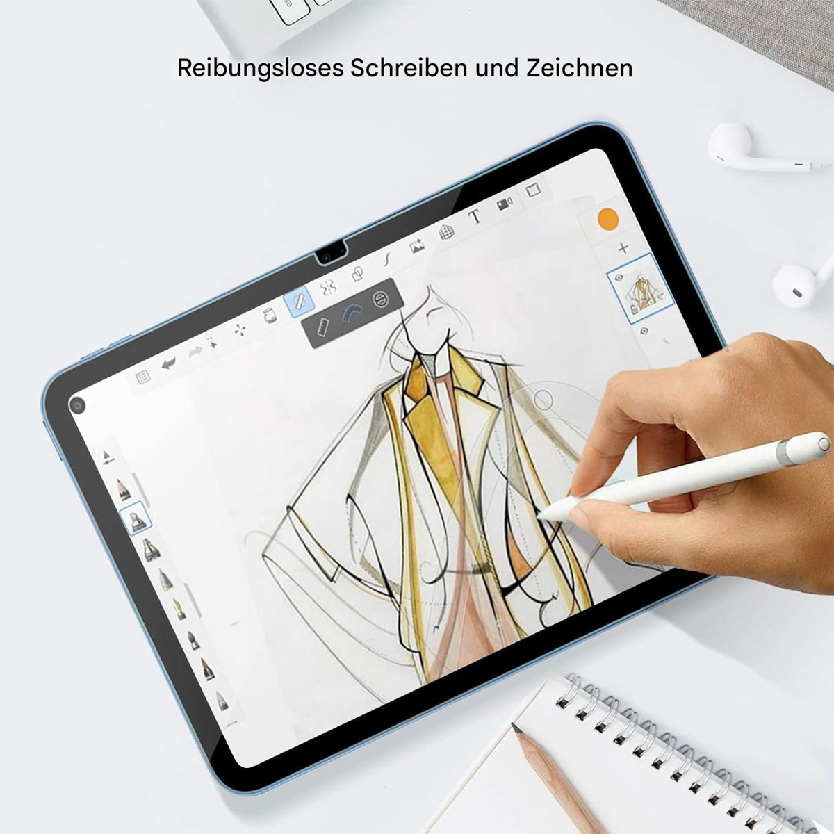 Ein Tablet mit Stift, das eine Modedesign-Skizze zeigt. Eine Hand zeichnet darauf.