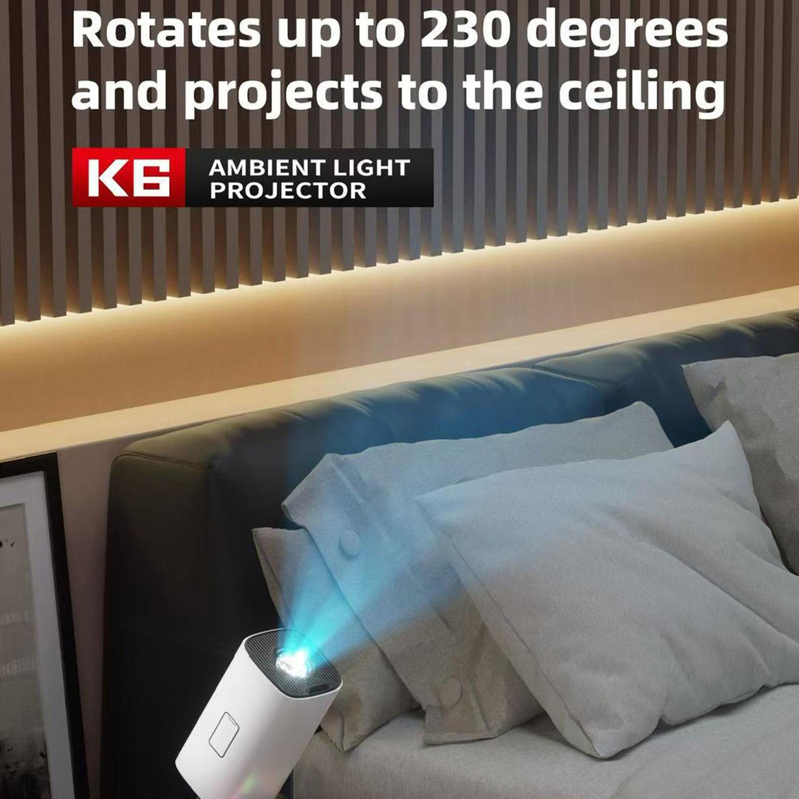 Weißer Projektor auf einem Bett projiziert blaues Licht an die Decke. Text besagt, dass er sich 230 Grad dreht.