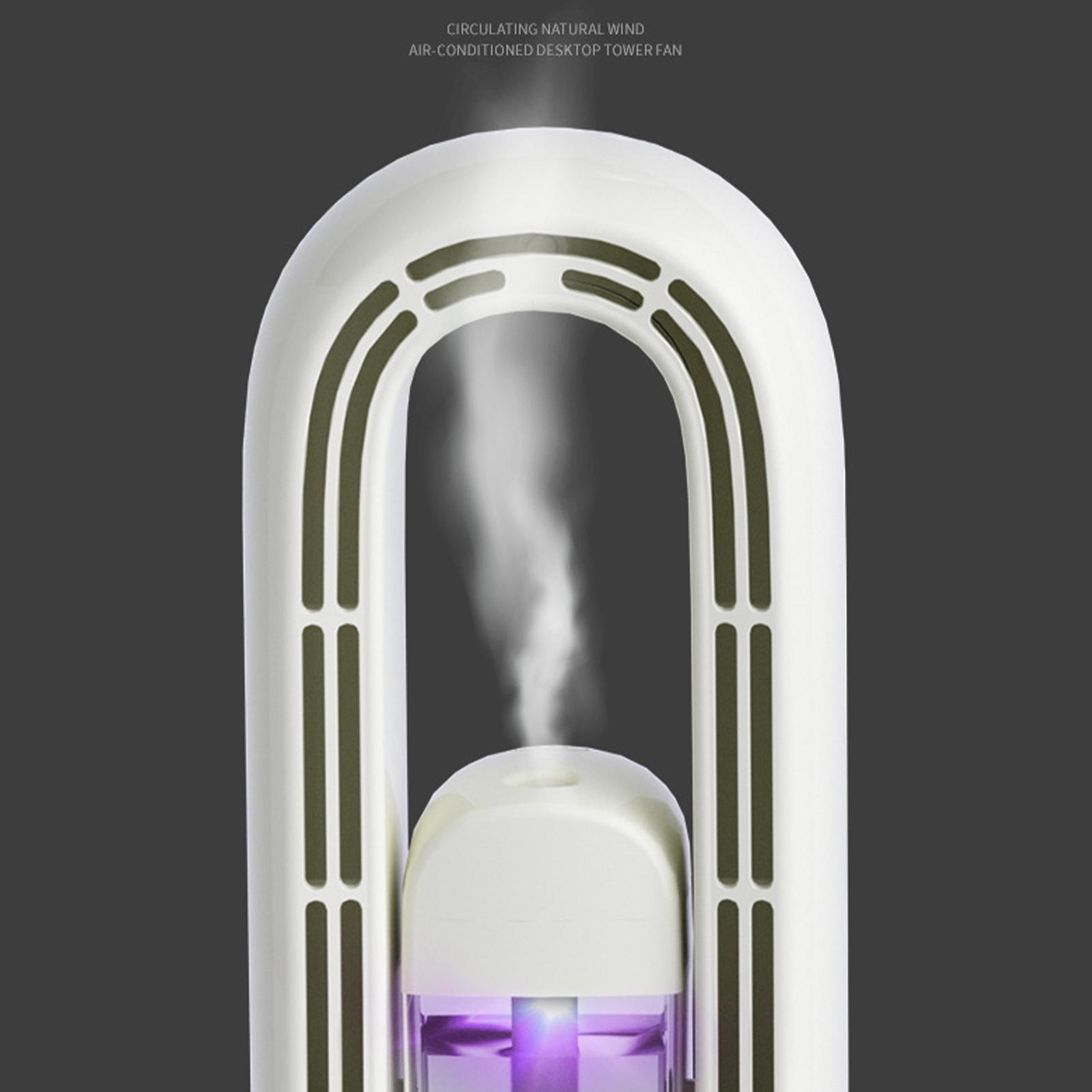 Weißer Klimaanlagen-Desktop-Ventilator mit Nebel. Grauer Hintergrund.