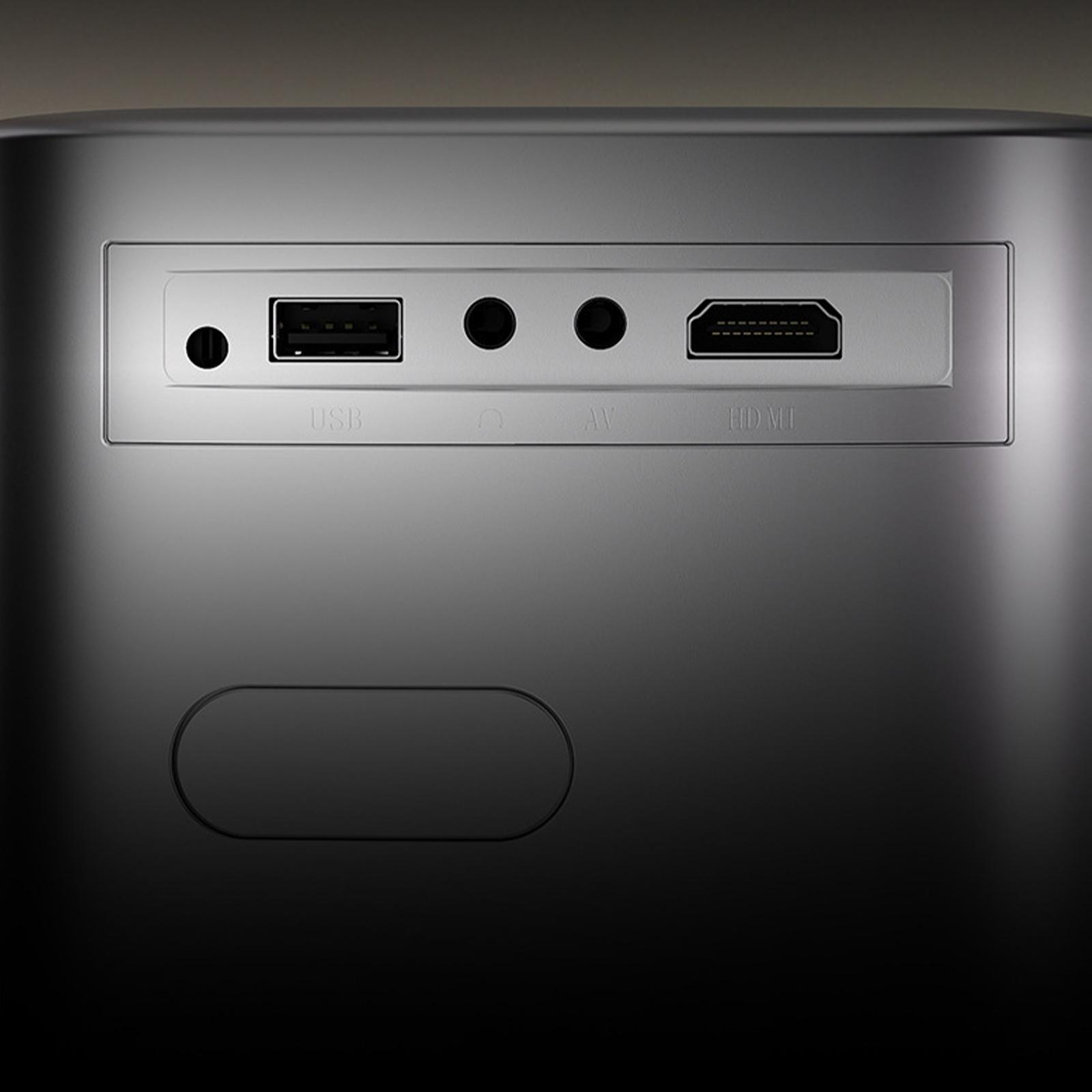 Nahaufnahme eines Projektors mit USB-, AV- und HDMI-Anschlüssen auf schwarzem Untergrund.