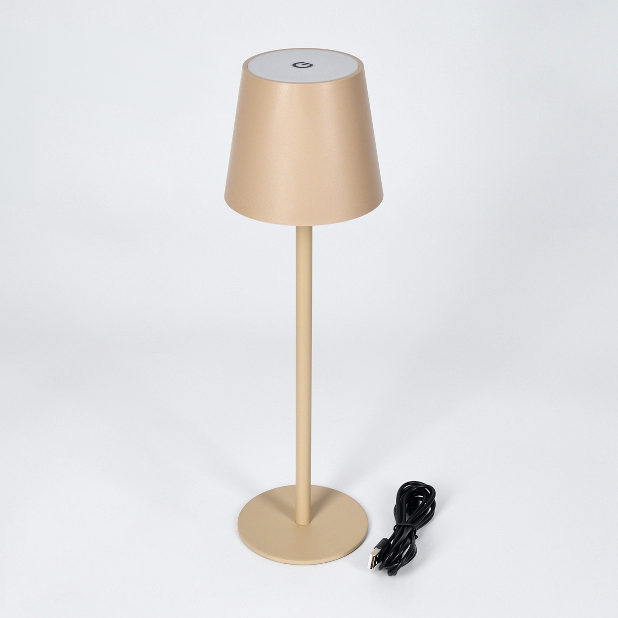 Beige Lampe auf weißem Hintergrund, mit schwarzem Kabel und Einschaltknopf.