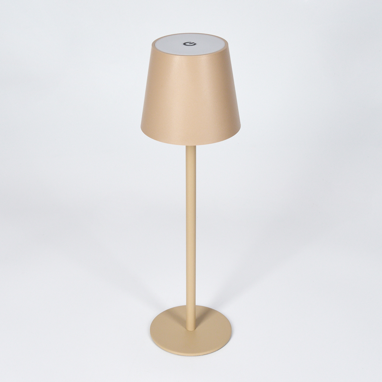 Beige Tischlampe auf weißem Hintergrund. Die Lampe hat einen runden Sockel und einen geraden Stiel.
