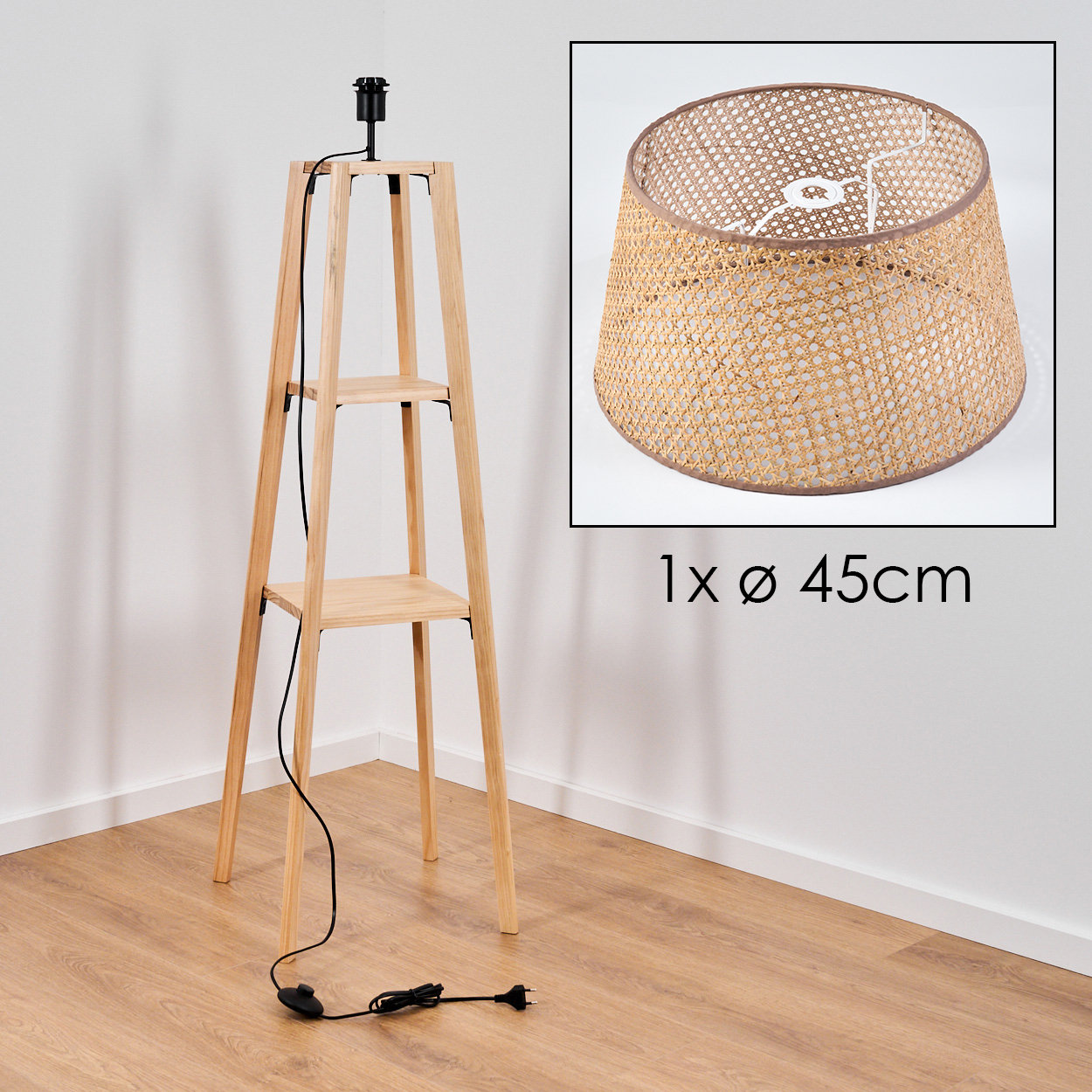 Holz-Stehlampe mit gewebtem Schirm. Schwarzes Kabel und Stecker. Isoliert auf Weiß.