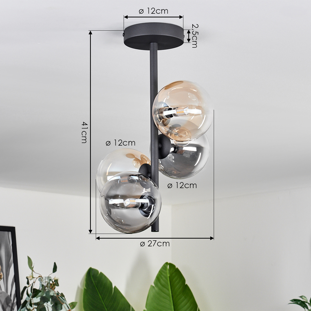 Moderner Kronleuchter mit vier Glaskugeln, hängend, mit Maßen an der Decke dargestellt.