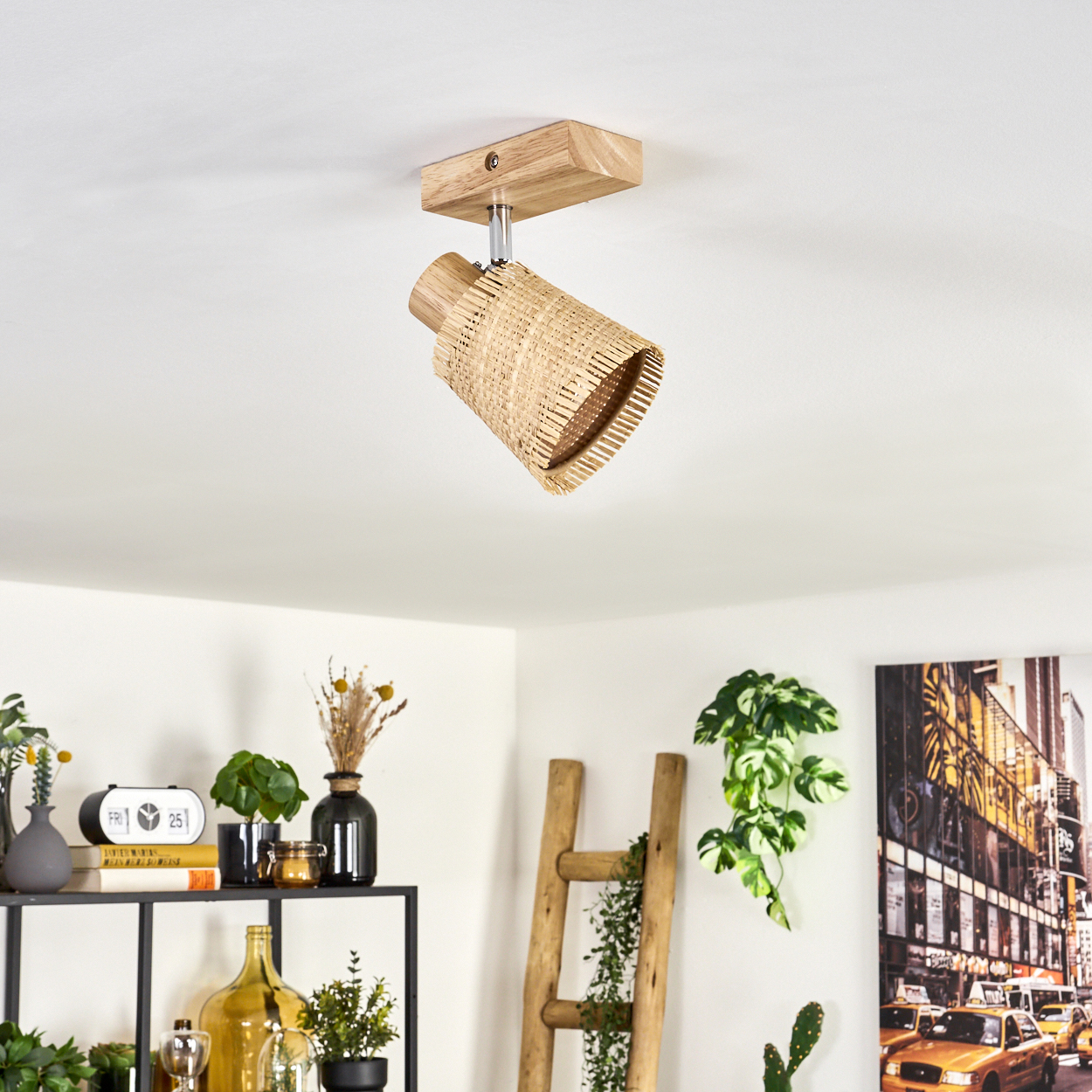 Eine Deckenleuchte mit Holzsockel und einem Schirm aus geflochtenem Rattan. Der Hintergrund ist ein Raum.