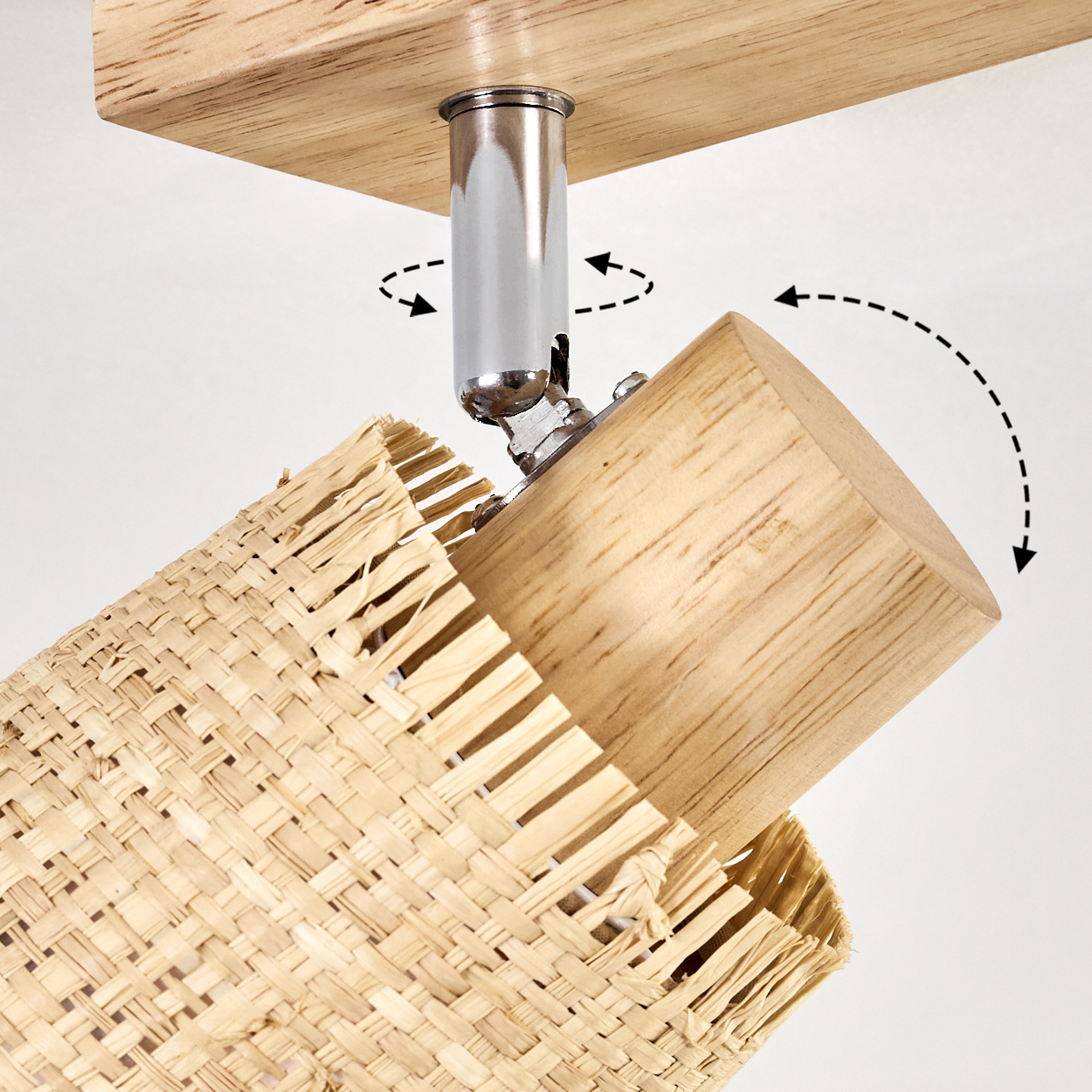 Eine Leuchte mit Holzsockel und einem Schirm aus geflochtenem Rattan, mit Pfeilen, die die Richtungsanpassung zeigen.