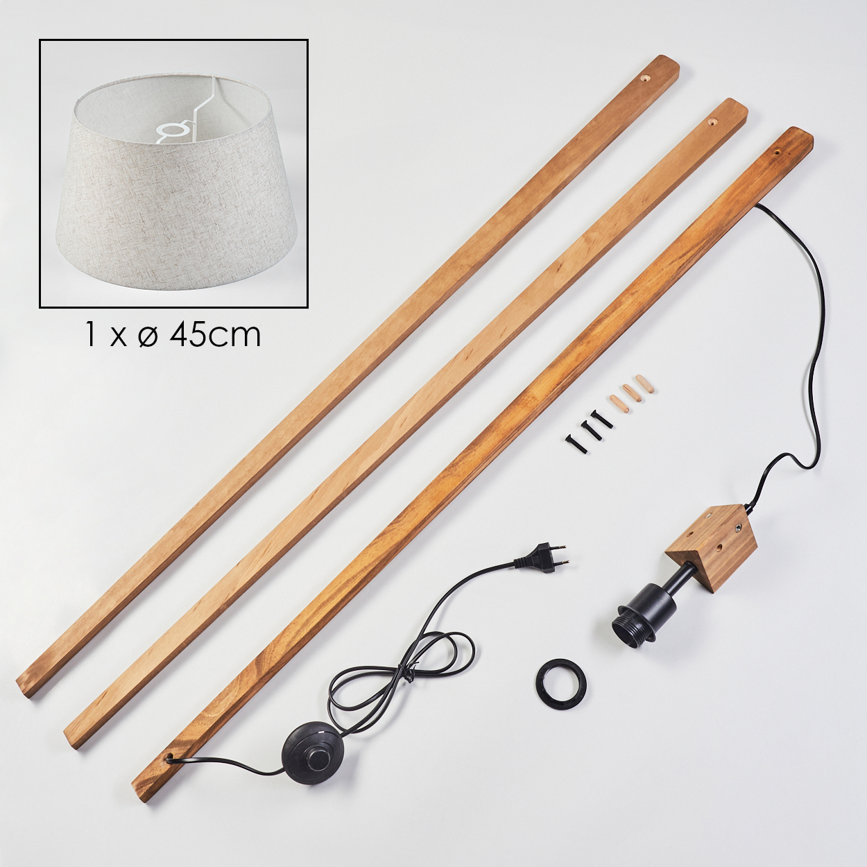 Komponenten einer Stehlampe: Holzstangen, Schirm, Schrauben und ein Sockel mit Schalter.