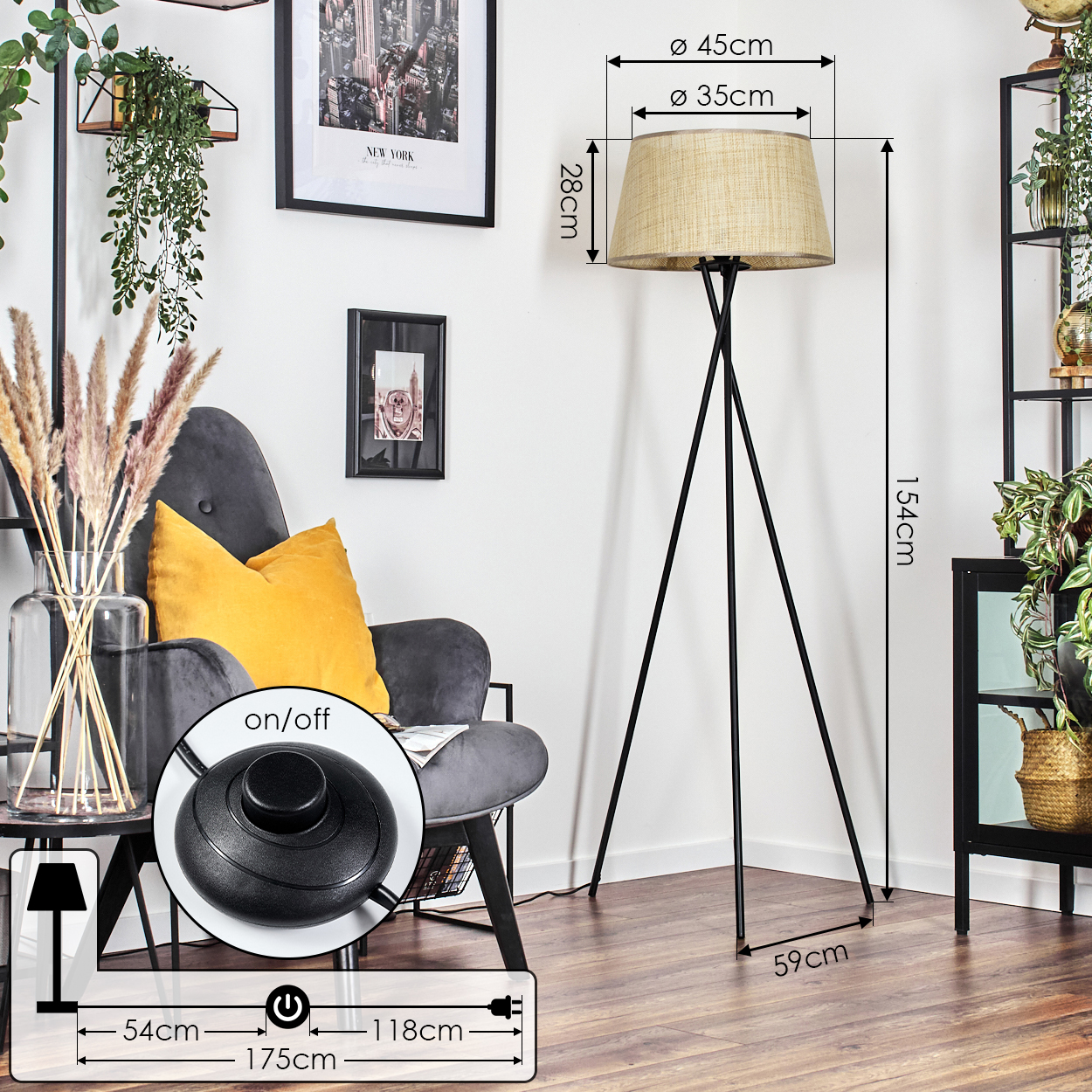 Ein Zimmer mit Stehlampe, schwarzem Regal mit Deko und angezeigten Abmessungen.