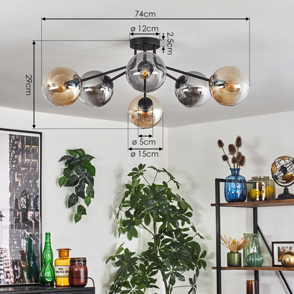 Deckenlampe mit sechs bernsteinfarbenen Glaskugeln, Maßangaben und schwarzer Halterung.