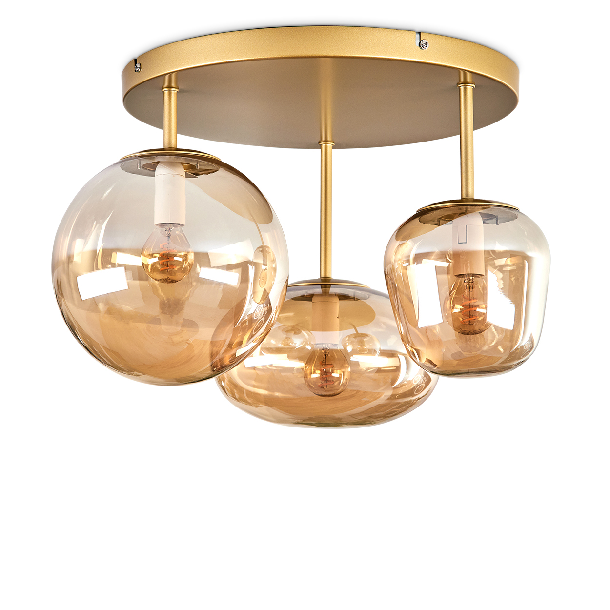 Drei bernsteinfarbene Glaskugel-Hängeleuchten hängen von einer goldenen Deckenplatte, isoliert.