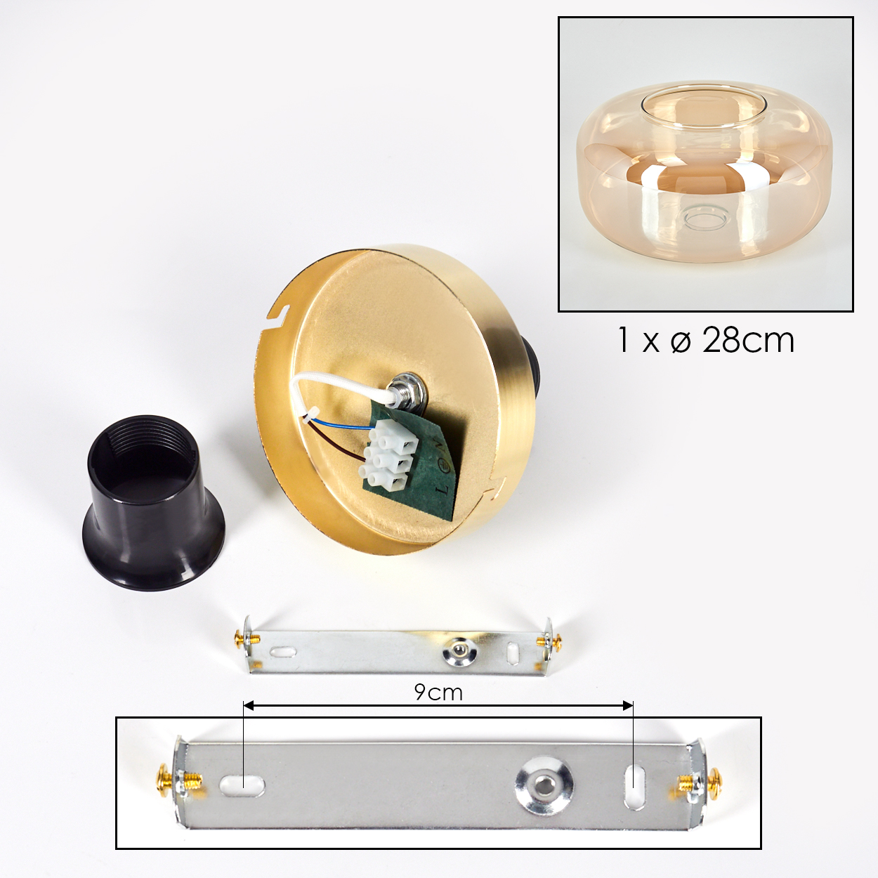Deckenleuchten-Komponenten. Glasschirm, goldener Sockel, Befestigungsmaterial. Weißer Hintergrund.