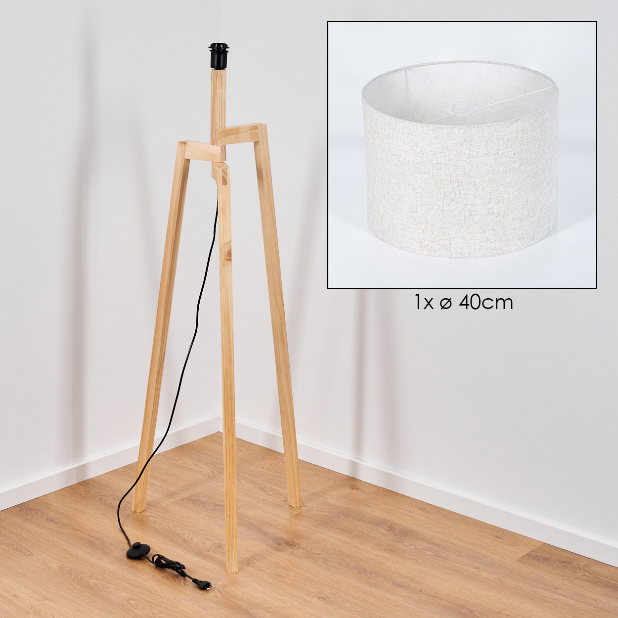 Hölzerne Stativ-Stehlampe mit Leinenschirm, auf weißem Hintergrund.