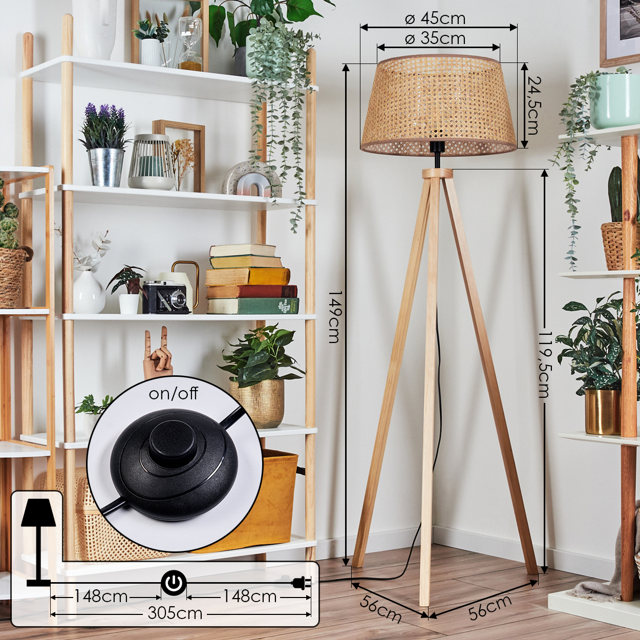 Eine Stehlampe mit gewebtem Schirm und Holzstativbeinen. Die Abmessungen der Lampe werden angezeigt. Regale und Pflanzen im Hintergrund.