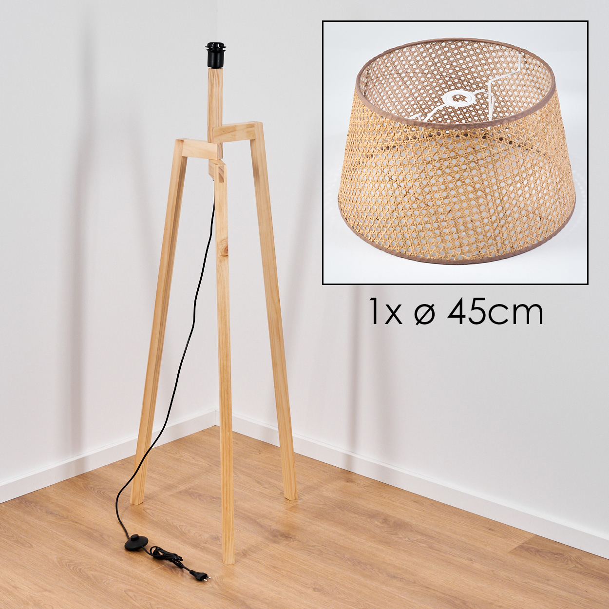 Eine Holz-Dreibein-Lampe mit gewebtem Lampenschirm und schwarzem Kabel. Der Schirm hat 45cm Durchmesser.