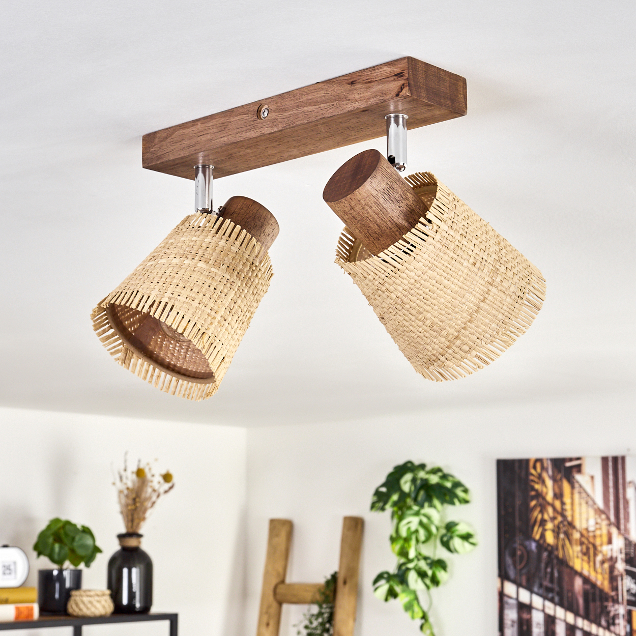 Zwei verstellbare gewebte Lampen an einem Holzbalken, vor weißem Hintergrund.