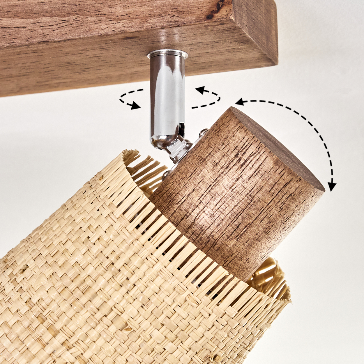 Eine Holzlampe mit gewebtem Lampenschirm ist an einem Holzbalken befestigt. Die Lampe kann gedreht werden.