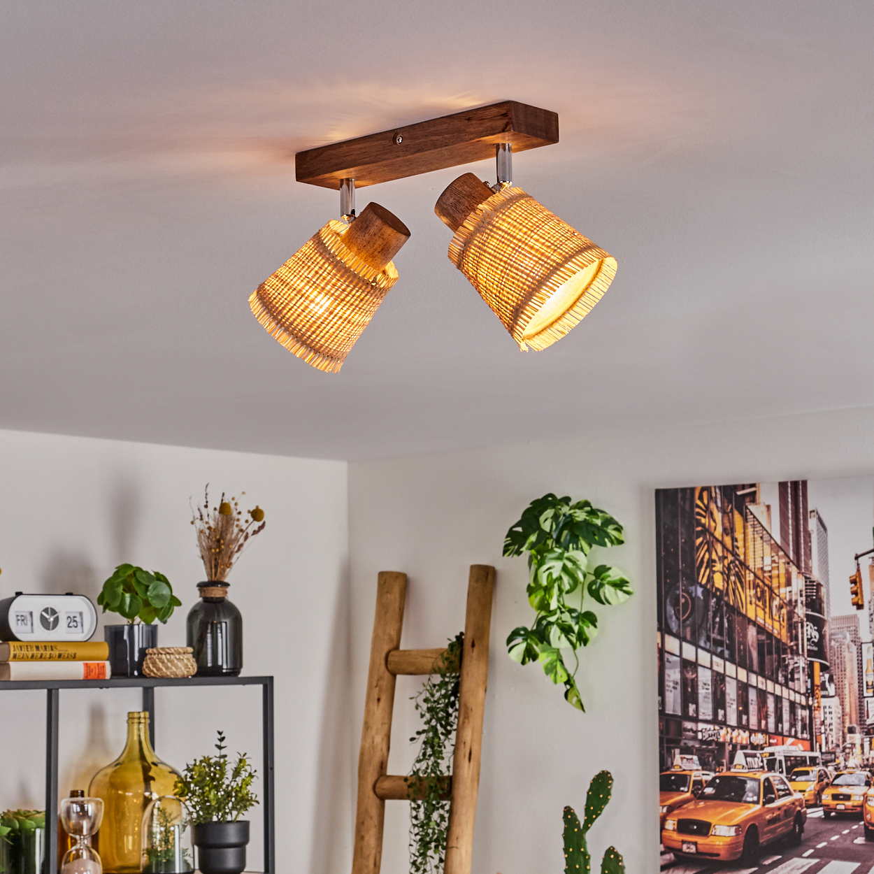 Zwei verstellbare gewebte Lampen an einem Holzbalken, in einem Raum mit Deko und NYC Poster.