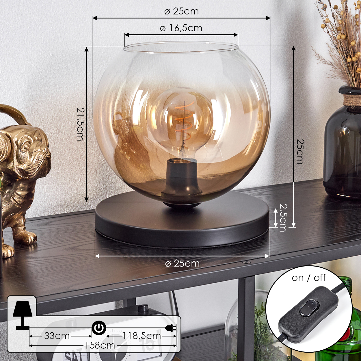 Tischlampe mit bernsteinfarbenem Glasschirm, schwarzem Sockel und sichtbarer Glühbirne, auf einem Regal.