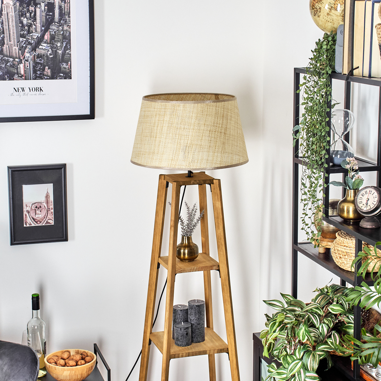 Holz-Stehleuchte mit Regal und Dekorationsartikeln auf weißem Hintergrund.