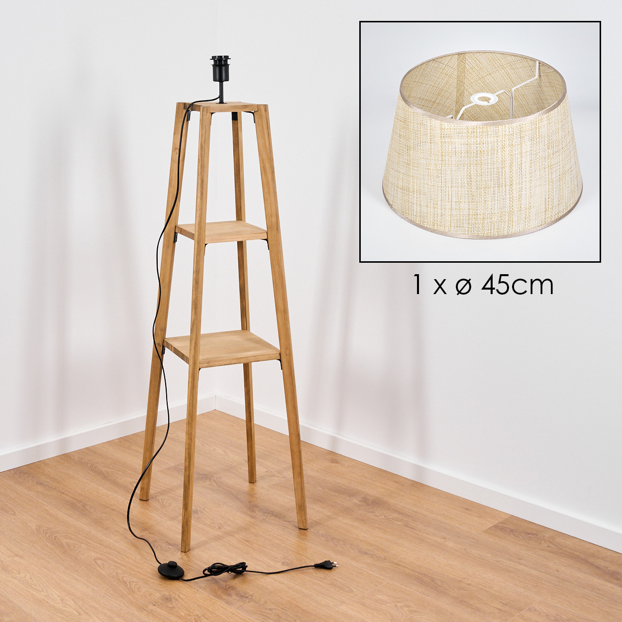 Stehleuchte aus Holz mit zwei Ablagen und beigefarbenem Lampenschirm. Ein schwarzes Kabel zum Fußschalter.