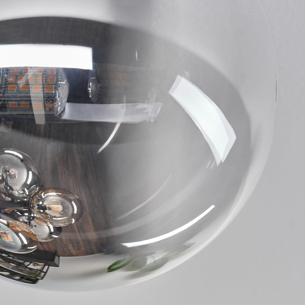 Nahaufnahme einer Glaskugel, zeigt das Innere mit LED-Leuchten.