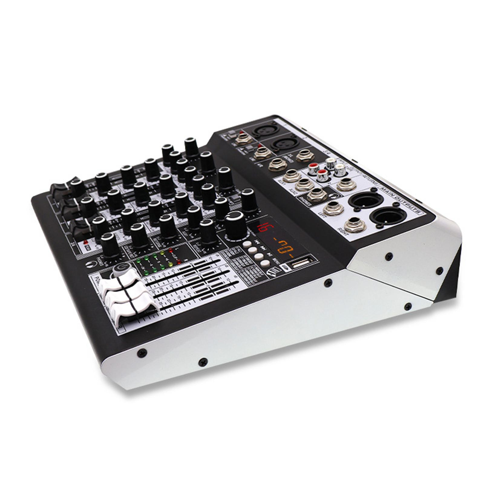 Abgewinkelter Mixer mit Knöpfen, Schiebern und Anschlüssen. Schwarz-Silber. Weißer Hintergrund.