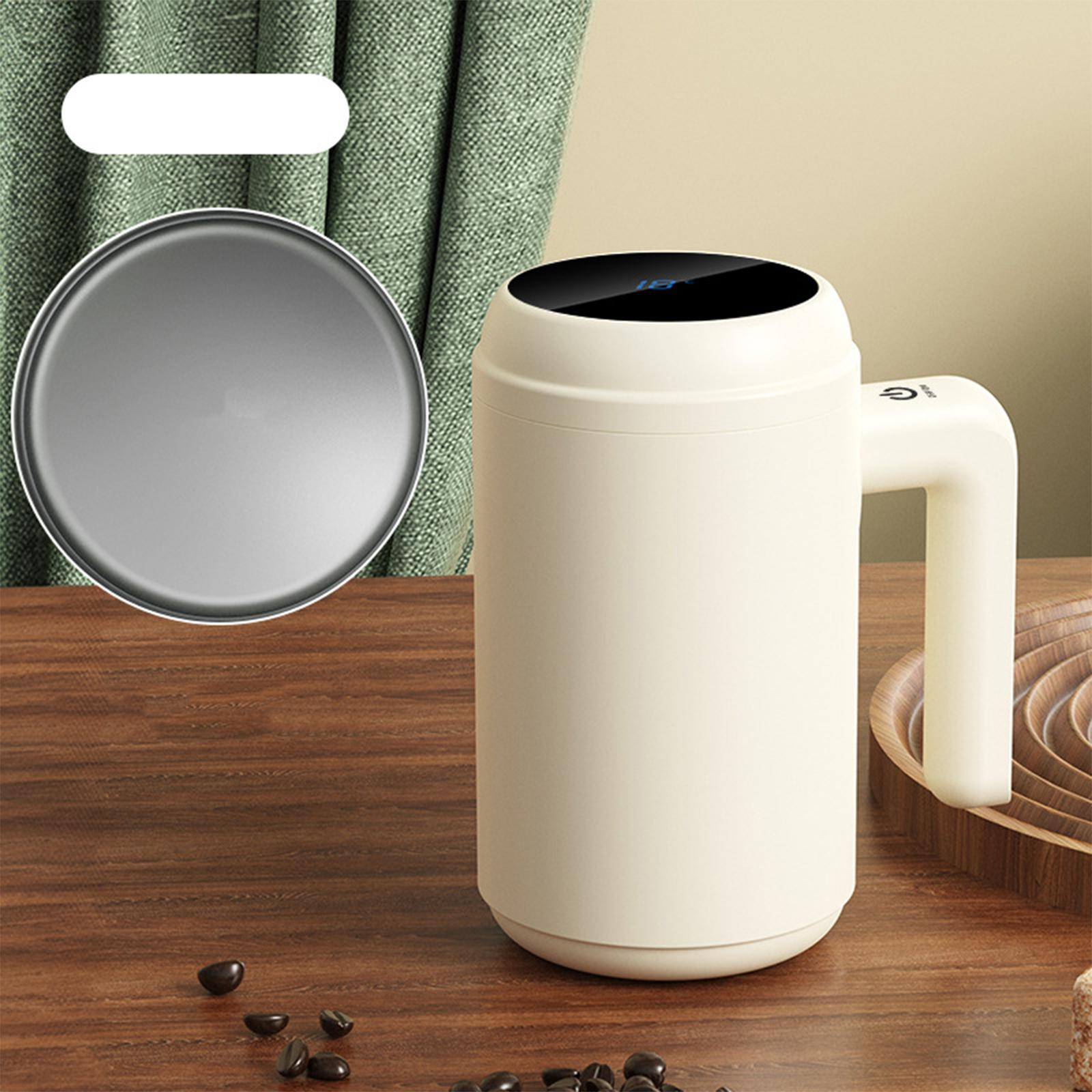 Creme-Tasse mit Griff auf Holztisch. Kaffeebohnen und unscharfe Hintergründe.