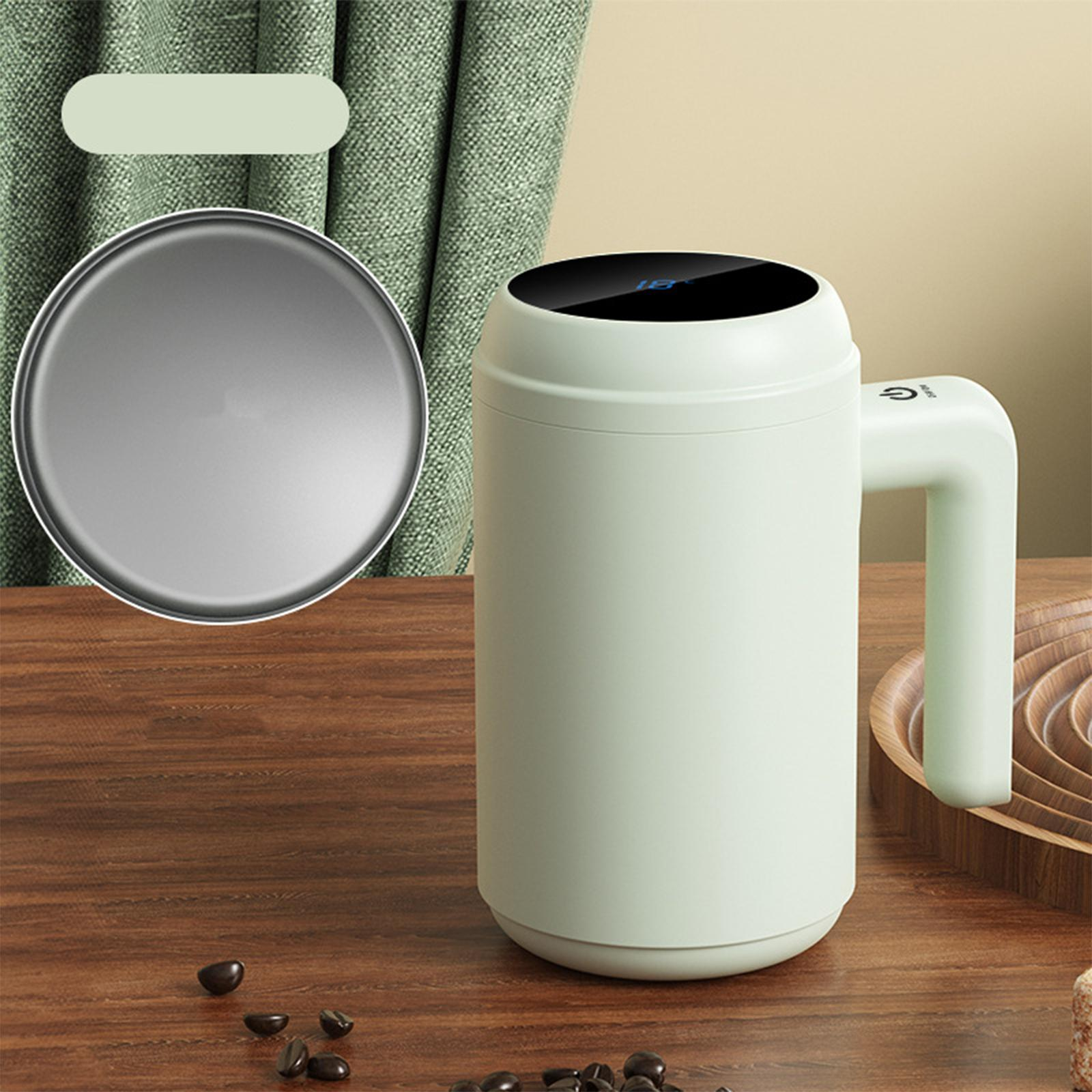 Ein grüner Becher mit schwarzem Bildschirm und Ein/Aus-Knopf. Auf Holzuntergrund mit Kaffeebohnen.