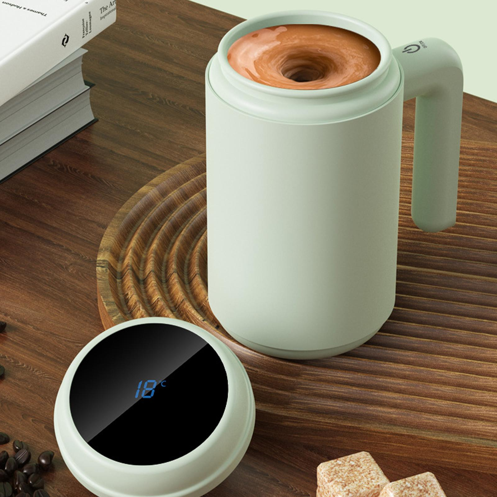 Ein grüner Becher mit dunkler Flüssigkeit. Er hat einen Henkel und ein digitales Display. Auf Holztablett.