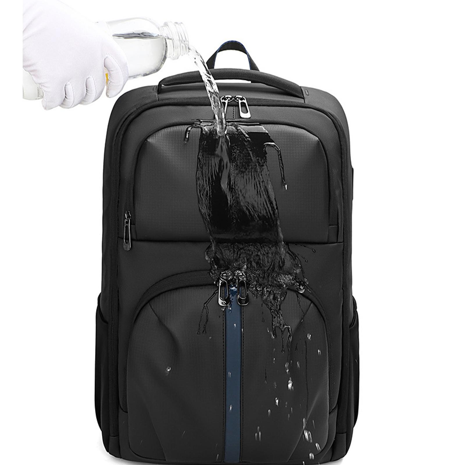 Ein schwarzer Rucksack wird mit Wasser übergossen. Wasser spritzt auf die Tasche und läuft herunter.